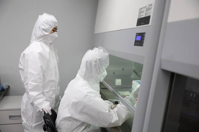 경기도 용인 기흥구 서울의과학연구소 검사실에서 연구원들이 코로나19 검사를 하고 있다. /서울의과학연구소 제공