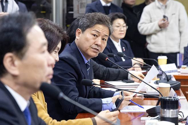 5일 서울 여의도 국회 의원회관에서 열린 중동 현안 관련 더불어민주당-재계 긴급 간담회에서 김영배 의원이 발언하고 있다. /뉴스1