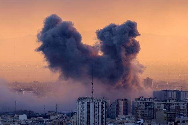 이란 수도 테헤란에서 미국의 공습 후 연기가 치솟고 있다. ⓒ AFP=연합뉴스