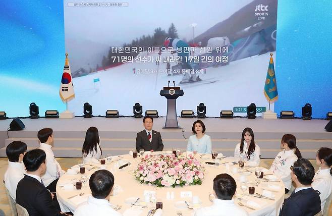 이재명 대통령과 김혜경 여사가 5일 청와대 영빈관에서 열린 2026 밀라노·코르티나담페초 동계올림픽 선수단 격려 오찬에서 대회 결과보고 영상을 시청하고 있다. 뉴시스