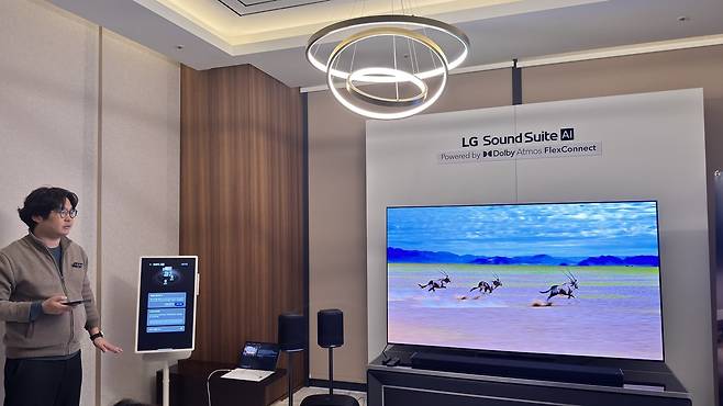 LG전자 직원이 5일 서울 중구에 위치한 앰배서더 서울 풀만 호텔에서 신제품 ‘LG 사운드 스위트’ 설명회에서 제품 사용법을 설명하고 있다. 윤우열 기자 cloudancer@donga.com