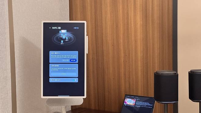 LG 사운드 스위트에는 고객의 위치를 파악해 소리의 크기와 균형을 조정하는 ‘사운드 팔로우(Sound Follow)’ 기능이 탑재됐다.윤우열 기자 cloudancer@donga.com