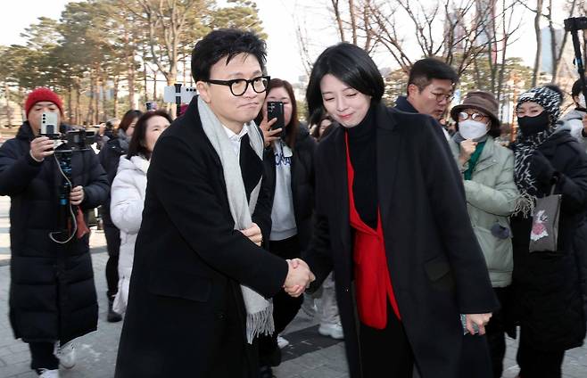 올해 1월 14일 한동훈 전 국민의힘 대표가 당 윤리위원회가 본인을 제명 결정한 것과 관련해 입장을 밝히기 위해 국회 소통관으로 향하며 배현진 의원(오른쪽)과 악수를 하고 있다. 동아일보DB