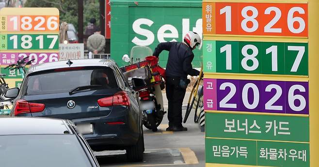 중동 사태로 인해 국제 유가 변동성이 커진 가운데, 전국 휘발유 가격이 3년 7개월 만에 1,800원을 돌파했다.  5일 한국석유공사 유가정보시스템 오피넷에 따르면 오전 10시 기준 전국 평균 휘발유 가격은 전날보다 리터당 29.6원 오른 1,807.1원으로 집계됐다. 서울 평균 휘발유 가격은 어제(4일)보다 31.8원 오른 1,874.4원을 기록했다. 경유 전국 평균 가격은 하루 만에 56.5원 오른 1,785.3원, 서울 평균 가격은 61.4원 상승해 1,865.4원이다.  5일 서울 시내 한 주유소에 유가 정보가 표시돼 있다. 2026.03.05. [서울=뉴시스]