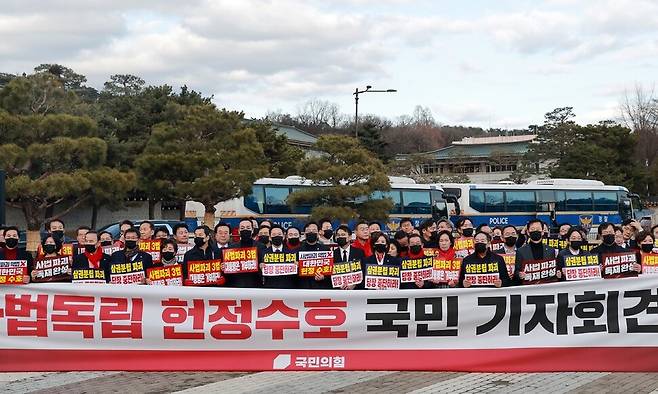 장동혁 대표와 송언석 원내대표 등 국민의힘 의원들이 3일 서울 종로구 청와대 사랑채 앞에서 최근 국회 본회의를 통과한 ‘사법 3법’에 대한 대통령의 재의요구권 행사를 촉구하는 손팻말을 들고 기자회견을 하고 있다. 연합뉴스
