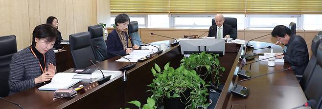 국가인권위원회 상임위원회가 5일 오전 서울 중구 국가인권위 중회의실에서 열리고 있다. 왼쪽부터 김학자·이숙진 상임위원, 안창호 위원장, 오영근 상임위원. 김정효 기자 hyopd@hani.co.kr