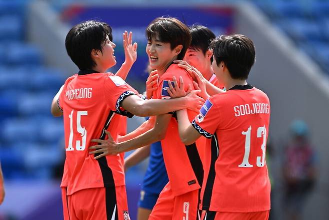 문은주(가운데)가 5일 아시아축구연맹 여자 아시안컵 조별리그 예선 A조 2차전 필리핀과 경기에서 골을 넣은 뒤 동료들과 기뻐하고 있다. 골드코스트/EPA 연합뉴스