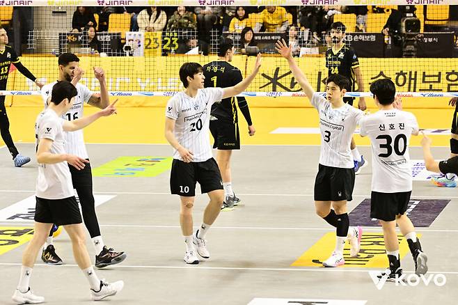 현대캐피탈 선수들이 5일 케이비(KB)손해보험과 경기에서 득점한 뒤 기뻐하고 있다. 대한배구연맹 제공