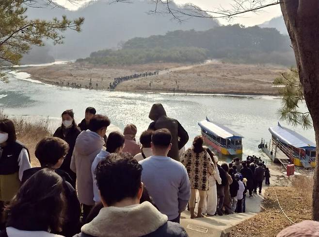 영화 ‘왕과 사는 남자’가 흥행가도를 달리며 강원도 영월군 청령포도 덩달아 핫플이 됐다. 청령포에 들어가는 배를 타기 위해 줄을 선 여행객들. 영월군청 제공