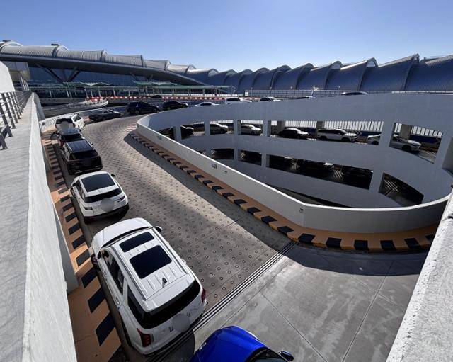 22일 영종도 인천국제공항 제2여객터미널 단기 주차장 경사로에 차량이 빼곡하게 주차돼 있다. 이환직 기자