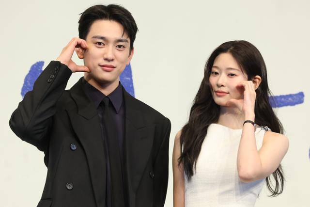 배우 박진영(왼쪽), 김민주가 5일 서울 구로구 더링크호텔에서 열린 JTBC 드라마 '샤이닝' 제작발표회에서 포즈를 취하고 있다. 연합뉴스