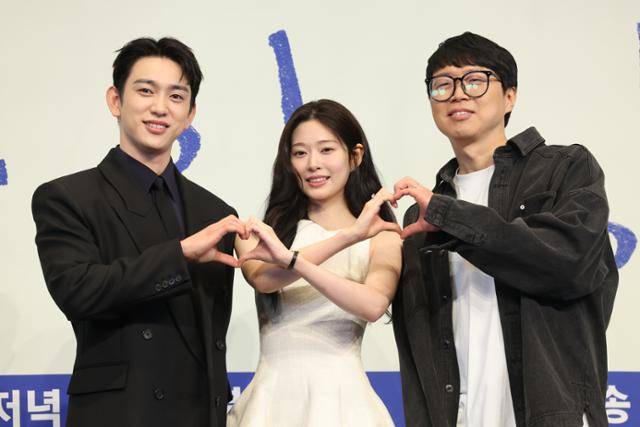 5일 서울 구로구 더링크호텔에서 열린 JTBC 드라마 '샤이닝' 제작발표회에서 감독과 배우들이 포즈를 취하고 있다.연합뉴스