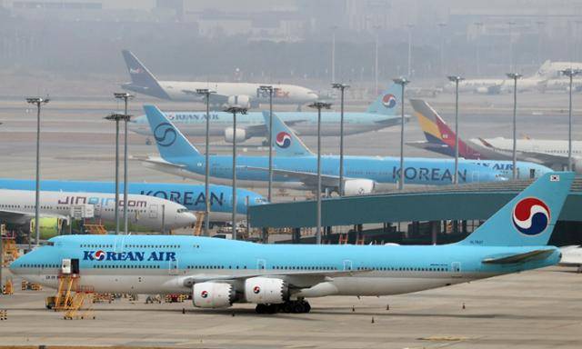 5일 인천국제공항 활주로에 착륙해 있는 대한항공 여객기 모습. 뉴스1