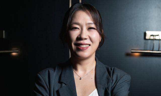 배우 염혜란이 첫 원톱 주연작 '매드 댄스 오피스'로 관객과 만난다. 엔케이컨텐츠 제공