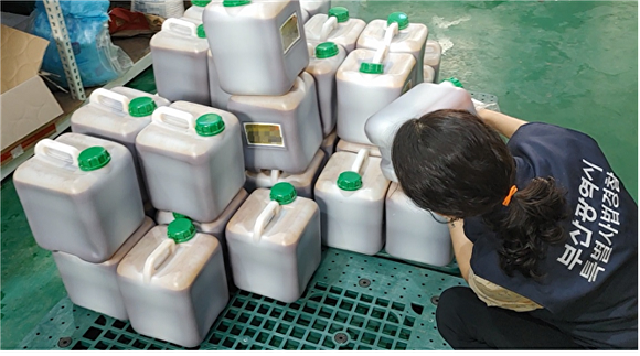 부산광역시 특별사법경찰과 관계자가 소스류 등 식자재 창고 점검을 하고 있다. [사진=부산광역시]