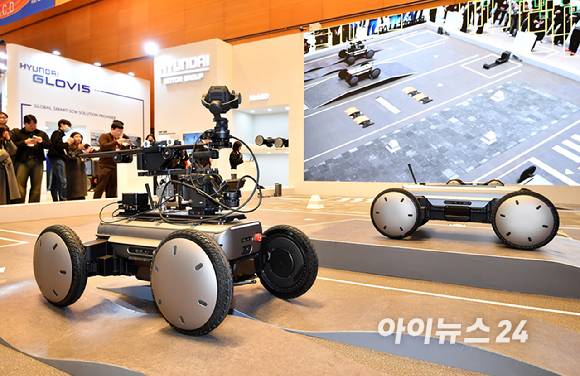 4일 오전 서울 강남구 코엑스에서 열린 2026 스마트공장·자동화산업전(AW2026)에서 현대자동차그룹 로보틱스랩의 모베드(MobED)의 시연이 진행되고 있다. [사진=곽영래 기자]