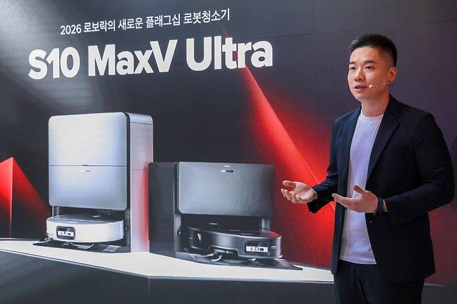 26일 열린 ‘2026 로보락 론칭쇼’에서 서니 호(Sunny Ho) 아시아태평양 제품 전략 매니저가 발표하고 있다 / 출처=로보락
