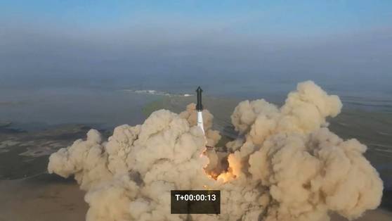 2023년 4월 20일 텍사스 보카치카 발사장에서 스페이스X 스타십 우주선이 발사되고 있다. AFP=연합뉴스