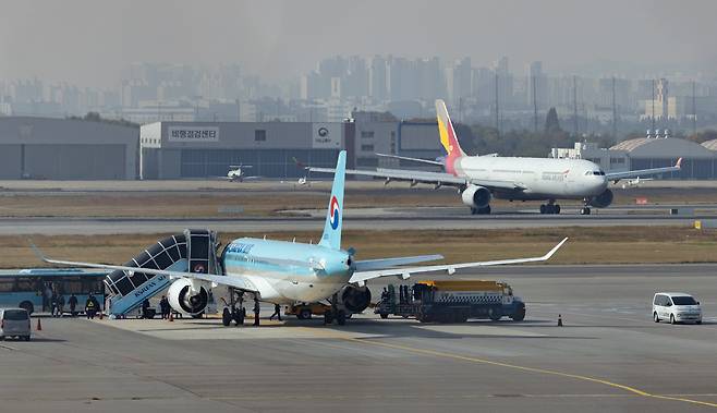 서울 김포공항 계류장과 활주로 모습. 뉴스1