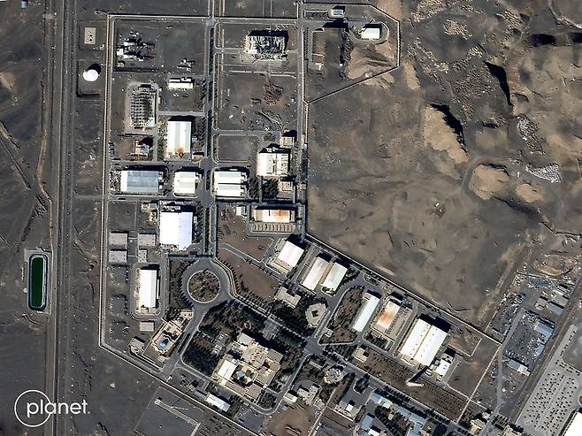 지난 1일 이란 중부 이스파한 주 나탄즈 인근 나탄즈 핵시설이 미국과 이스라엘의 공습으로 파손된 모습이 위성사진에 포착됐다. AFP=연합뉴스