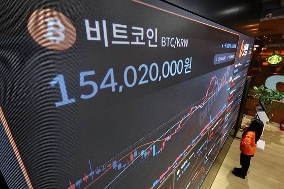 지난해 11월 6일 서울 서초구 빗썸 라운지 강남점 전광판에 비트코인을 비롯한 암호화폐 시세가 표시되고 있다. 김종호 기자