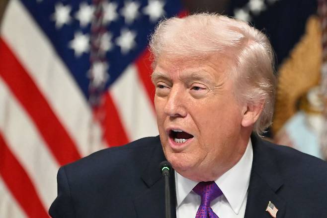 도널드 트럼프 미국 대통령이 4일(현지시간) 백악관에서 진행한 라운드테이블 회의 도중 이란 공습 상황에 대해 언급하고 있다. AFP=연합뉴스