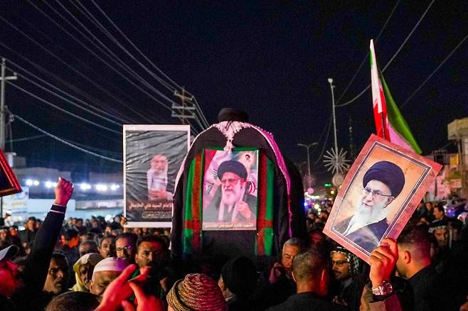 이라크 시아파 신도들이 지난 4일 수요일 이라크 나자프에서 미국과 이스라엘의 공습을 규탄하며 하메네이의 관 모형을 운구하고 있다. AP=연합뉴스