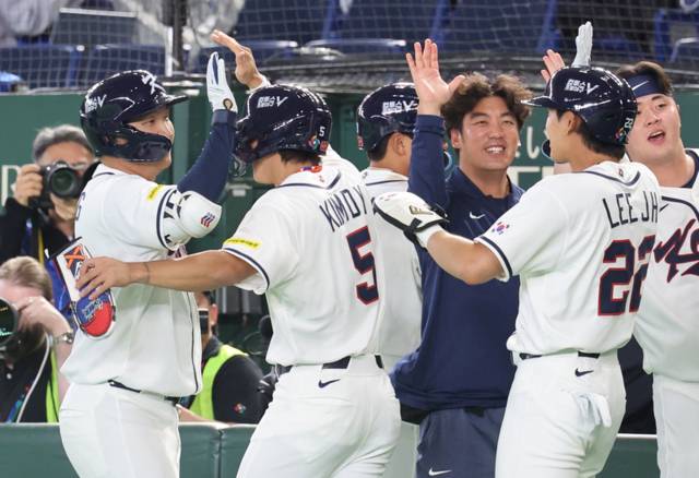 ▲ 5일 일본 도쿄돔에서 열린 2026 월드베이스볼클래식(WBC) 조별리그 C조 1차전 한국과 체코의 경기. 1회말 1사 만루 한국 문보경이 만루 홈런을 친 뒤 동료들과 자축하고 있다. 2026.3.5 연합뉴스