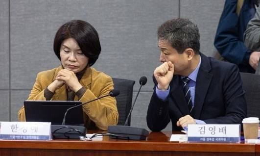 5일 서울 여의도 국회 의원회관에서 열린 중동 현안 관련 더불어민주당-재계 긴급 간담회에서 한정애 정책위의장과 김영배 의원이 대화하고 있다. 뉴스1