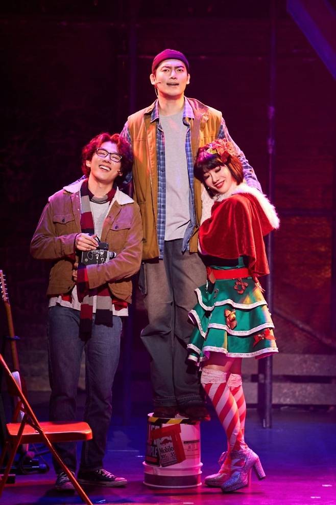 뮤지컬 <렌트>(2025) 공연 장면 (Santa Fe_콜린(황건하), 마크(양희준), 엔젤(조권)) / 사진. ©신시컴퍼니