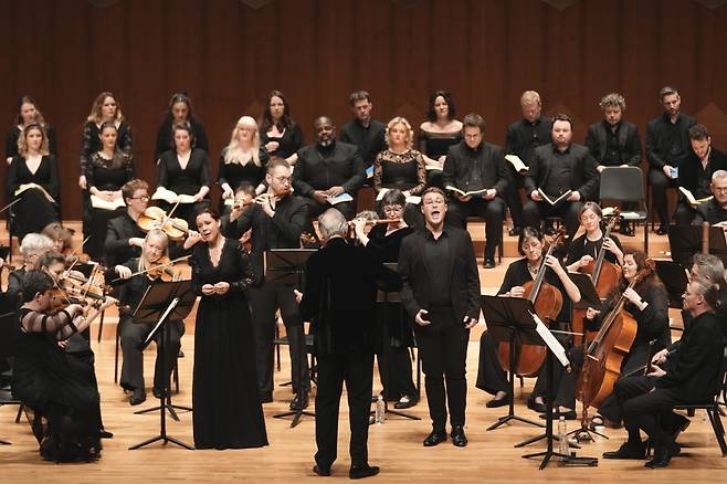 사진을 자세히 보면 턱 받침이 없는 바이올린과 엔드 핀이 없어 다리 사이에 끼워진 첼로를 볼 수 있다.  / 사진 제공. 프레스토 컴퍼니.