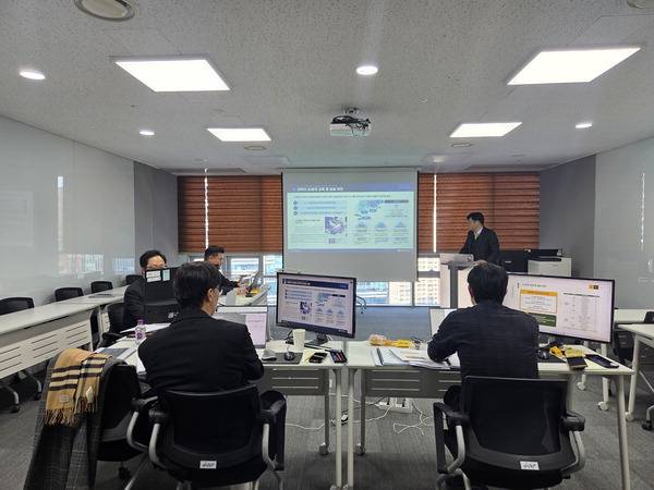 비스텝 직원들이 지역 대학 관계자와 함께 모의 발표를 하고 있다.  비스텝 제공