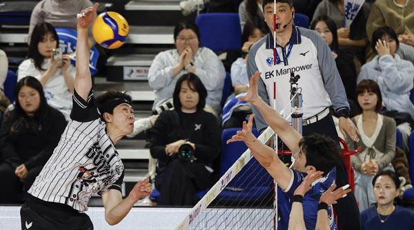 지난 4일 대전 충무체육관에서 열린 진에어 2025-2026 V리그 6라운드 원정 경기에서 OK저축은행 전광인이 삼성화재를 상대로 공격하고 있다.  OK저축은행 제공