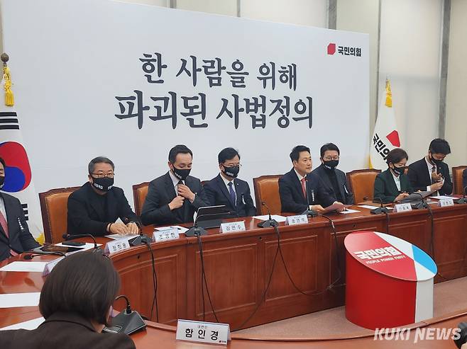 국민의힘 지도부가 5일 국회에서 열린 최고위원회의에 검은색 정장과 마스크를 착용한 채 참석했다. 전재훈 기자
