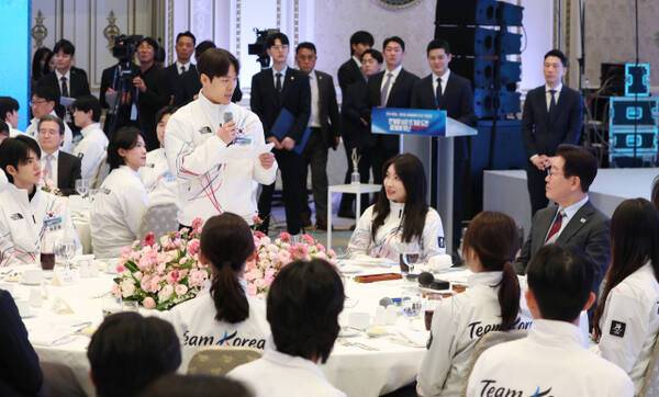 스켈레톤 국가대표 정승기가 5일 청와대 영빈관에서 열린 2026 밀라노-코르티나담페초 동계올림픽 선수단 격려 오찬에서 이재명 대통령의 격려사에 대해 답사하고 있다. 연합뉴스