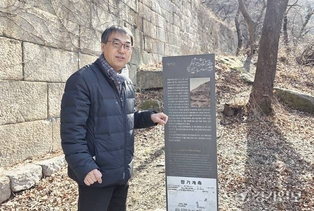 지난 4일 북한산성에서 박현욱 경기역사문화유산원 책임연구원이 한양의 수도성곽 체계에 관해 설명하고 있다. 그가 등지고 있는 대서문은 1712년 숙종이 행차 당시 성내로 들어가기 위해 통과한 북한산성의 정문이다. 대서문~중성문~대남문에 이르는 길은 어영청 유영이 관리했다. 이나경기자