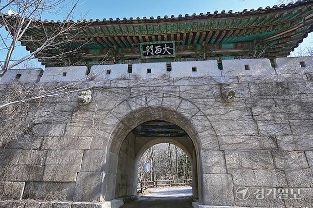 북한산성의 6개 대문 가운데 정문에 해당하는 대서문. 홍기웅기자