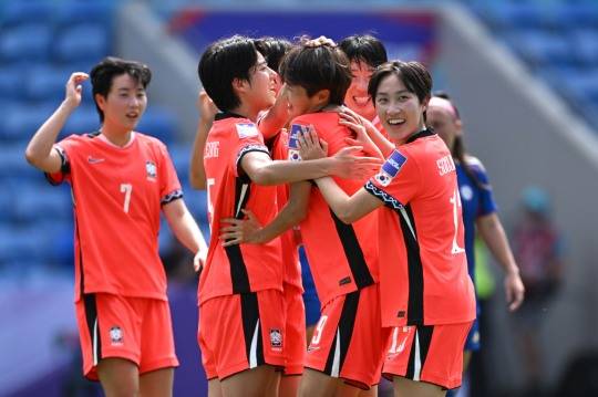 골세리머니를 펼치는 한국 여자 축구대표팀 선수들. 사진[EPA=연합뉴스]