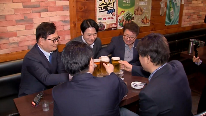 (왼쪽부터 시계방향) 송영길 전 민주당 대표, 한준호 의원, 염태영 의원, 김용 전 부원장, 이한주 이사장 (사진 = MBN)