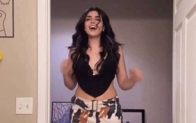 이란 최고 지도자 하메네이 사망을 기뻐하며 이란 여성이 ‘트럼프 댄스’를 추고 있다. [사진출처 = 엑스]