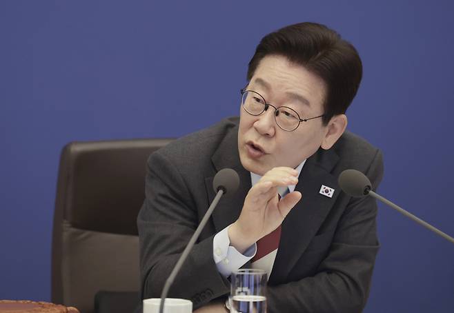 이재명 대통령이 5일 청와대에서 열린 중동 상황 대응책 논의를 위한 국무회의에서 발언하고 있다. [청와대통신사진기자단]