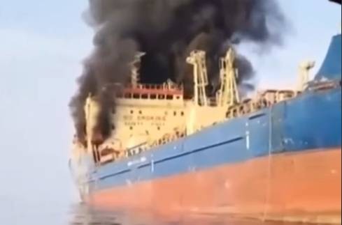 사진은 기사와 관계 없음. 호르무즈 해엽 인근 유조선을 공격한 이란혁명수비대.[SNS]