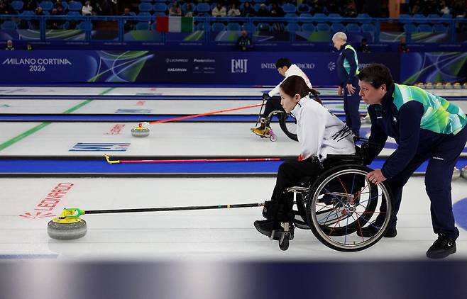 백혜진이 5일 휠체어 컬링 믹스더블 예선 1차전에서 투구하고 있다.  로이터연합뉴스