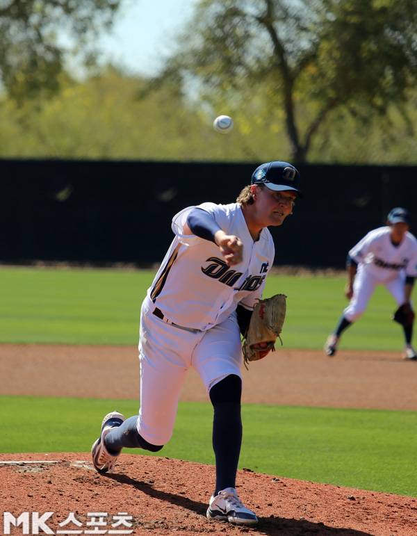 테일러가 지난 4일(한국시간) 다저스와 연습 경기 역투하고 있다. 사진(美 글렌데일)= 김재호 특파원