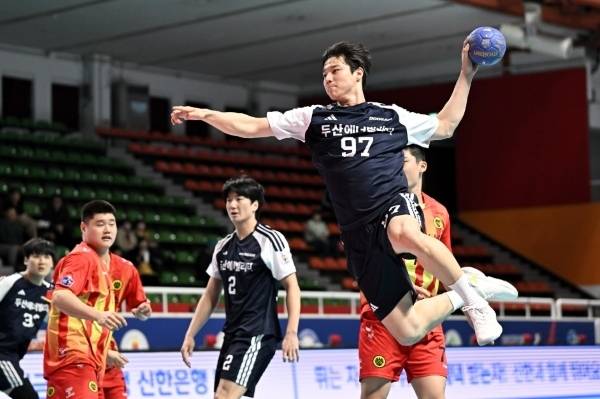 사진 두산 김연빈의 점프슛