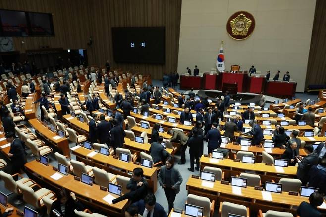 지난 1일 서울 여의도 국회에서 열린 제432회국회(임시회) 제8차 본회의에서 산회 후 의원들이 회의장을 나서는 모습(본문과 직접 관련 없음)./사진=뉴시스