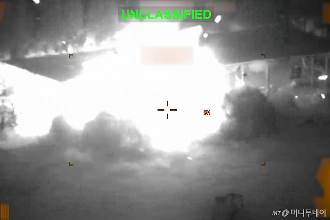 [이란=AP/뉴시스] 미 중부사령부가 제공한 부분 삭제 영상 사진에 지난 1일(현지 시간) 미군이 발사한 미사일이 이란 내 군사 드론 격납고를 파괴하고 있다. 2026.03.03. /사진=민경찬