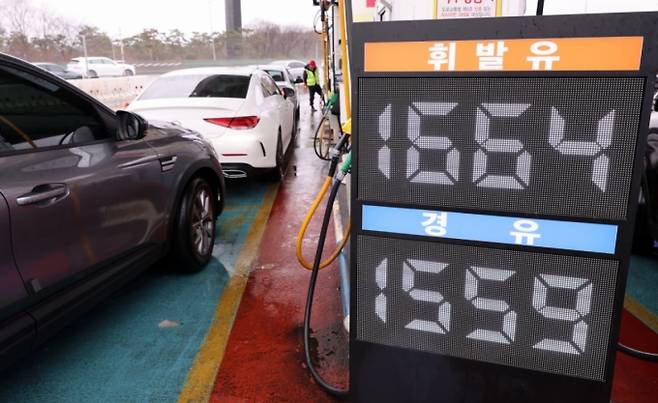 호르무즈 해협 봉쇄 여파로 유가가 급등하는 가운데 지난 2일 서울 한 주유소에 휘발유, 경유 가격이 표시된 모습./사진=뉴시스