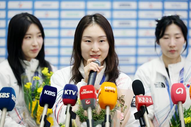 2026 밀라노·코르티나담페초 동계 올림픽을 '마지막 올림픽'으로 선언한 쇼트트랙 국가대표 최민정(28·성남시청)이 세계선수권에 불참한다. 사진은 최민정이 지난달 24일 인천국제공항 제2여객터미널로 귀국한 후 취재진 질문에 답한 모습. /사진=뉴시스