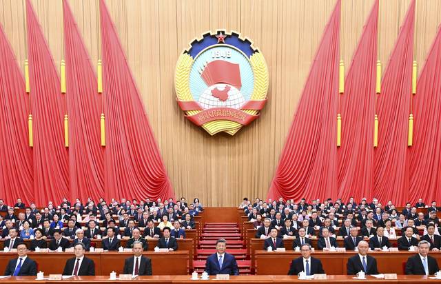 4일 중국 인민대회당에서 개막한 제14기 전국인민정치협상회의 4차회의 개막식이 시진핑(아랫줄 가운데) 중국 국가주석을 비롯한 중국 지도부들이 앉아 있다. 신화통신 연합뉴스